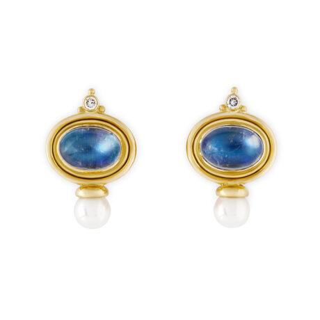 18ct yellow gold Valois earrings with oval cabochon rainbow moonstones (9.76cts), brilliant-cut diamonds, Akoya pearls, and a double-wire surround. Clip fittings.