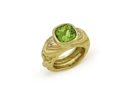 18ct yellow molten gold Kaleidoscope ring with a 2.91ct cushion-cut peridot and four round brilliant-cut diamonds (0.06cts total). Unique and elegant design.