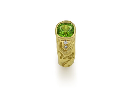 18ct yellow molten gold Kaleidoscope ring with a 2.91ct cushion-cut peridot and four round brilliant-cut diamonds (0.06cts total). Unique and elegant design.