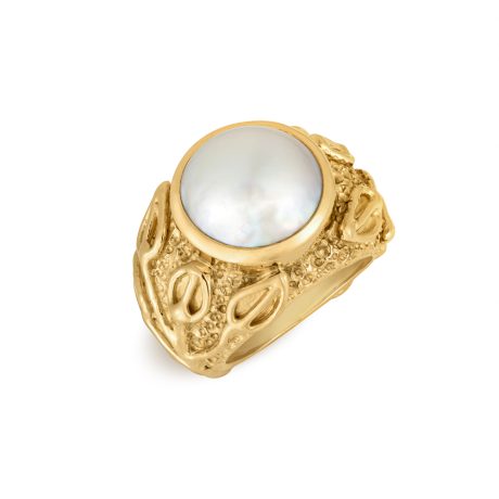 18ct gold ring with central round mabé pearl, bombé shank, and textured surface with wire leaf and stem details