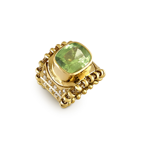 18ct yellow gold Agincourt ring with 8.53ct cushion peridot, 18 diamonds, carved gold details, and foxtail chain edge