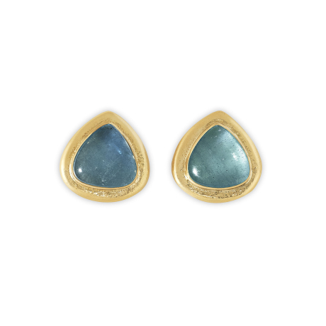 18ct yellow gold earrings with pear-shaped cabochon aquamarines and repoussé surrounds